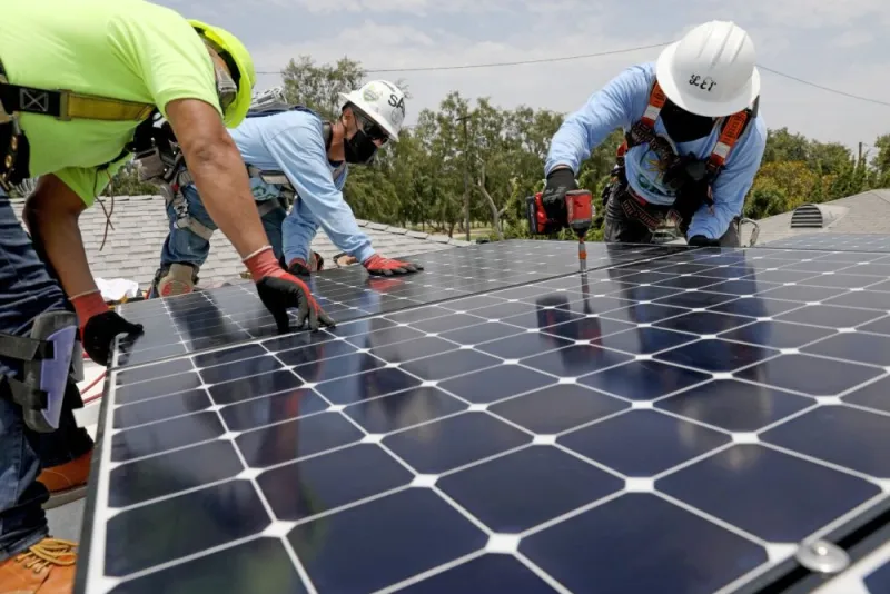 Placas solares fotovoltaicas instaladas com inversor