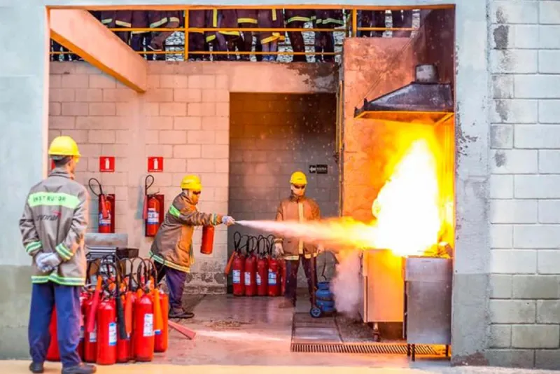 Treinamento de brigada de combate a incêndio